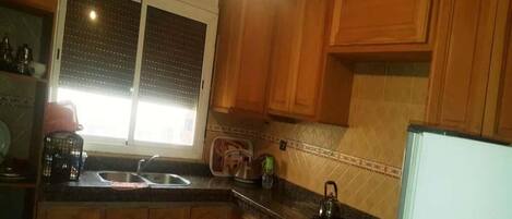 Geladeira, cooktop, talheres/pratos/utensílios de cozinha