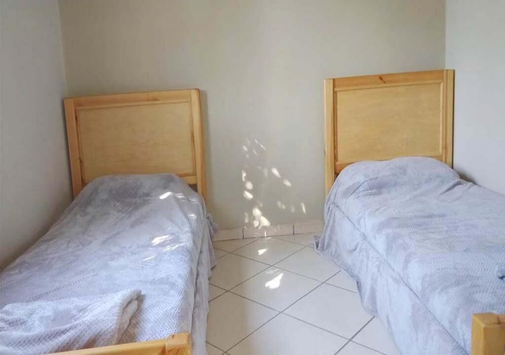2 habitaciones y tabla de planchar con plancha 