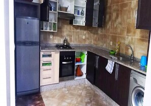 Kühlschrank, Ofen, Herdplatte, Wasserkocher mit Kaffee-/Teezubehör