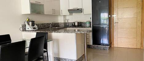 Fridge, oven, stovetop, cookware/dishes/utensils