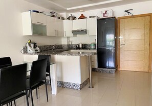 Réfrigérateur, four, plaque de cuisson