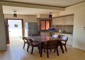 Kjøleskap, ovn, kokeplater og kjøkkenutstyr