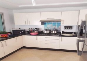 Réfrigérateur, micro-ondes, plaque de cuisson