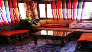 Ein Wohnzimmer mit einer Couch, Poufs und einem Couchtisch.