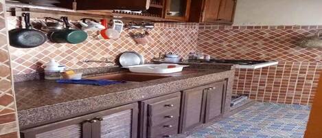 Refrigerador, horno, parrilla de estufa y utensilios de cocina