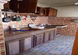 Kühlschrank, Ofen, Herdplatte, Kochgeschirr/Geschirr/Besteck