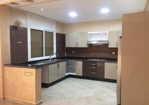 Refrigerador, horno, parrilla de estufa y utensilios de cocina 