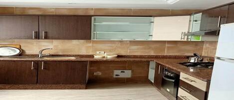 ثلاجة، فرن، موقد طهي مسطح، مستلزمات طهي/أطباق/أوعية