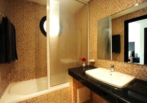 Bathtub, bidet