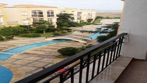 Zona residencial con piscina, un puente y vistas al paisaje desértico.
