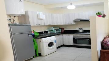 Fridge, oven, stovetop, cookware/dishes/utensils