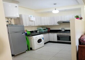 Fridge, oven, stovetop, cookware/dishes/utensils