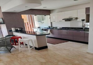Fridge, oven, stovetop, cookware/dishes/utensils