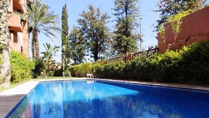 A swimming pool surrounded by greenery and a building. - Generosa Residence 4855 (Marrakech)