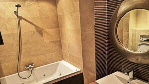 A bathroom with a bathtub, a sink, and a mirror. - Generosa Residence 4855 (Marrakech)