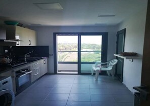 Kühlschrank, Ofen, Herdplatte, Kochgeschirr/Geschirr/Besteck