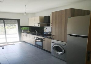 Kühlschrank, Ofen, Herdplatte, Kochgeschirr/Geschirr/Besteck