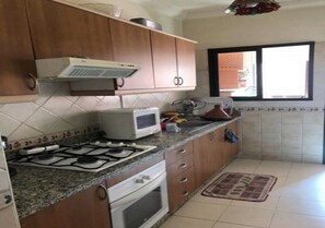 Réfrigérateur, four à micro-ondes, un four, surface de cuisson