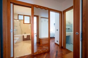 Duschwanne, Haartrockner, Bidet, Handtücher