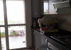 Kühlschrank, Ofen, Herdplatte, Kochgeschirr/Geschirr/Besteck