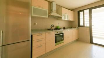 Fridge, oven, stovetop, cookware/dishes/utensils