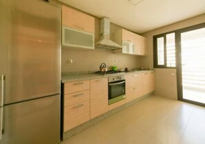 Fridge, oven, stovetop, cookware/dishes/utensils