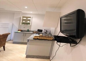 Kühlschrank, Ofen, Herdplatte, Kochgeschirr/Geschirr/Besteck