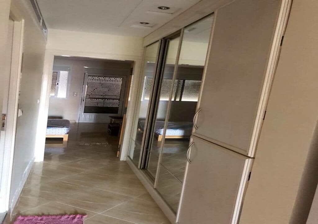 Ein Flur mit Schiebegläsern, die zu einem Schlafzimmer führen.