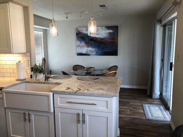 Fridge, microwave, oven, stovetop - Mountain view cozy home (Albuquerque)