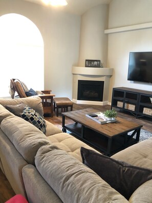 Smart TV, fireplace - Mountain view cozy home (Albuquerque)