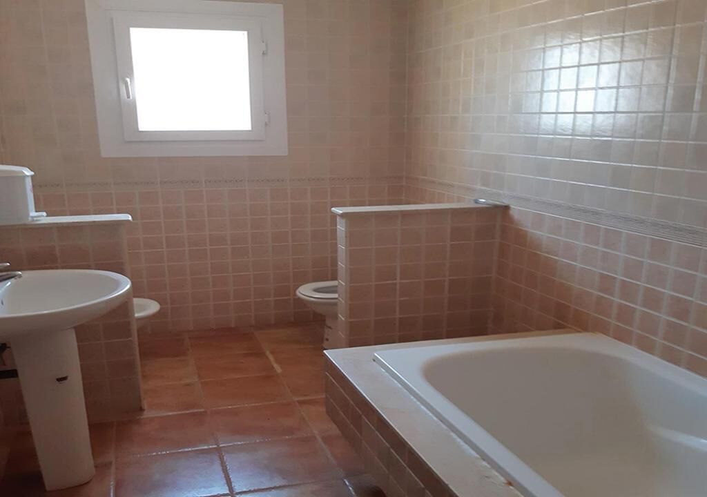 Bathtub, bidet