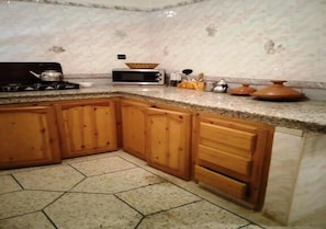 Fridge, oven, stovetop, cookware/dishes/utensils