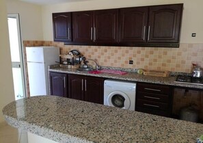 Kühlschrank, Herdplatte, Kochgeschirr/Geschirr/Besteck