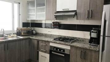 Fridge, oven, stovetop, coffee/tea maker