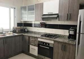 Fridge, oven, stovetop, coffee/tea maker