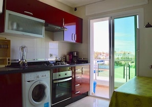 Kühlschrank, Ofen, Herdplatte, Wasserkocher mit Kaffee-/Teezubehör