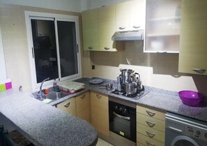 Fridge, oven, stovetop, cookware/dishes/utensils