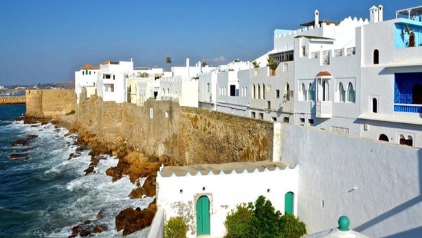 A coastal town with white buildings, a sea view, and a fortified wall. - Beautiful apartment in Puerto Marina 4933 (Asilah)