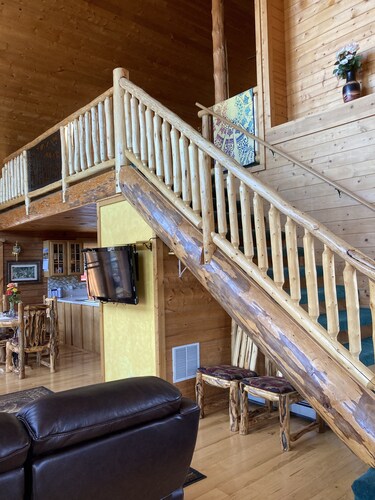 Cozy, Quiet Small Town Log Home. With Beautiful Mountain View.