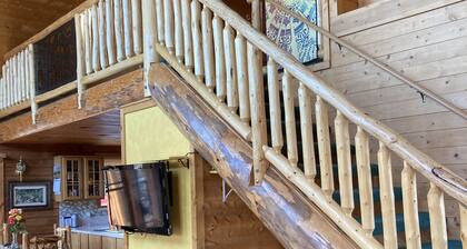 Cozy, Quiet Small Town Log Home. With Beautiful Mountain View.