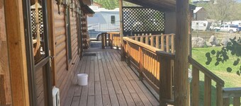 Cozy, Quiet Small Town Log Home. With Beautiful Mountain View.