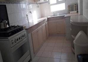 Kühlschrank, Ofen, Herdplatte, Kochgeschirr/Geschirr/Besteck