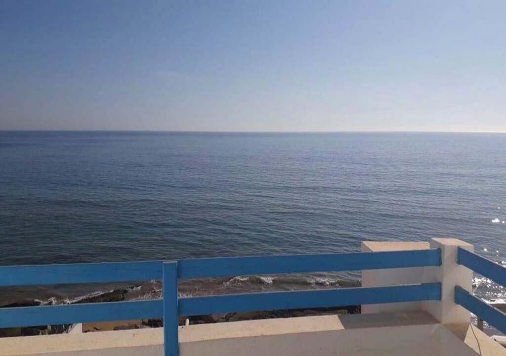 Un balcón con vista al mar.