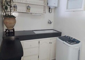 Kjøleskap, kokeplater og kjøkkenutstyr