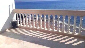 A balcony with a white balustrade overlooking the sea. - Superb seafront apartment in Taghazout 4965 (Taghazout)