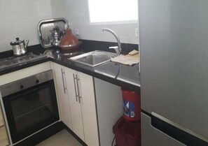 Kjøleskap, ovn, kokeplater og kjøkkenutstyr