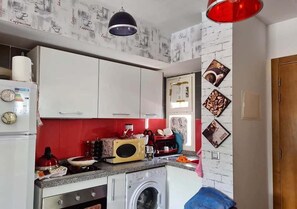 Réfrigérateur, four, plaque de cuisson