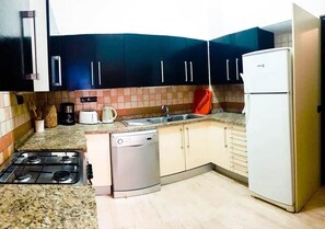 Réfrigérateur, four, plaque de cuisson, lave-vaisselle