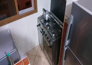 Réfrigérateur, four, plaque de cuisson, cafetiÚre/bouilloire