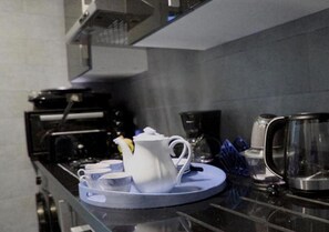 Frigorifero, microonde, forno, piano cottura